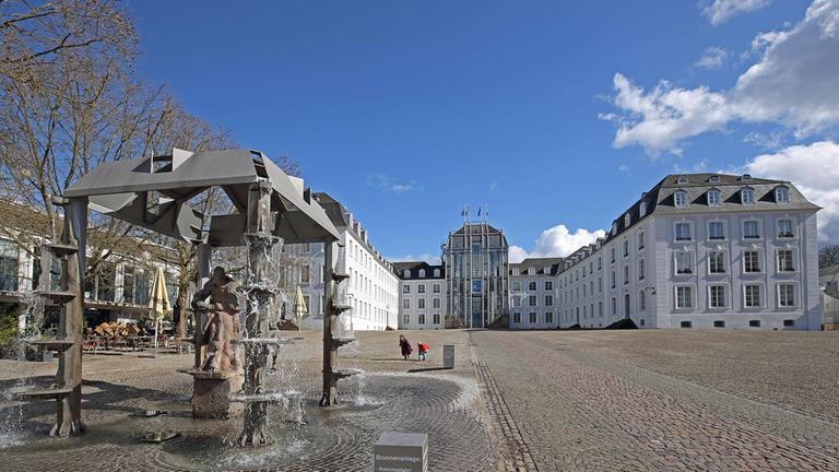 Saarbrücken: Das Barocke Schloss mit Brunnenhaus.