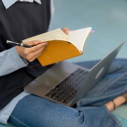 Eine junge Studentin arbeitet an ihrem Laptop