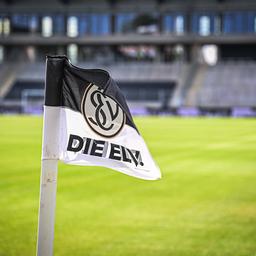 Logo der SV Elversberg auf einer Eckfahne