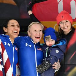 Goldmedaillengewinnerin Elana Meyers Taylor (l.) und Bronzesiegerin Kaillie Armbruster Humphries (M., beide USA) posieren mit Silbergewinnerin Laura Nolte (Deutschland).