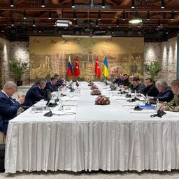 Mitglieder der ukrainischen Delegation nehmen an den Gesprächen mit russischen Unterhändlern teil.