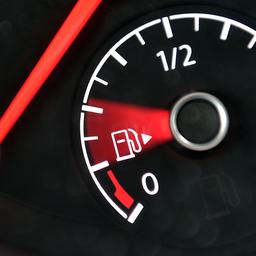 Die Nadel der Tankanzeige eines Pkw