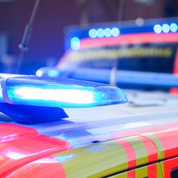 Einsatzfahrzeuge eines Rettungsdienstes mit Blaulicht