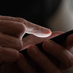 Eine Person tippt auf einem Smartphone