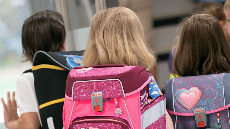 Kinder mit Schulränzen