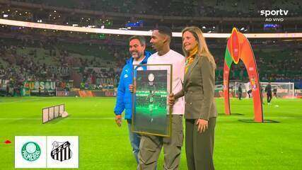 A caminho do Manchester City, Allan recebe homenagem do Palmeiras; veja