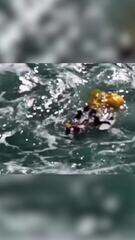 Homem cai de parapente no mar de São Conrado