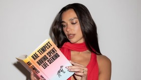 Dua Lipa inaugura biblioteca em Portugal com curadoria dedicada a obras censuradas