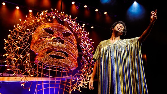 Gui Ventura dá vida a Gilberto Gil no teatro: “Ele sabe ser simples e complexo na mesma medida”