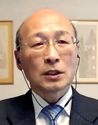 写真1 開催の挨拶をする新 誠一コンファレンス共同委員長(電気通信大学 名誉教授)