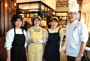 新作スイーツを手にする津高校1年生のチーム「こめっつさん」のメンバーと、洋菓子店「タンブラン」のオーナーシェフ加藤宗敏さん（右）=2026年1月18日、四日市市、鈴木裕撮影