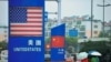 中国山东街头的中国、美国国旗。（法新社）