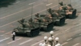 资料照：在中国当局动用野战军武力镇压参加天安门民主运动的学生期间，一名中国青年在北京长安街只身挡住一队坦克。（1989年6月5日）