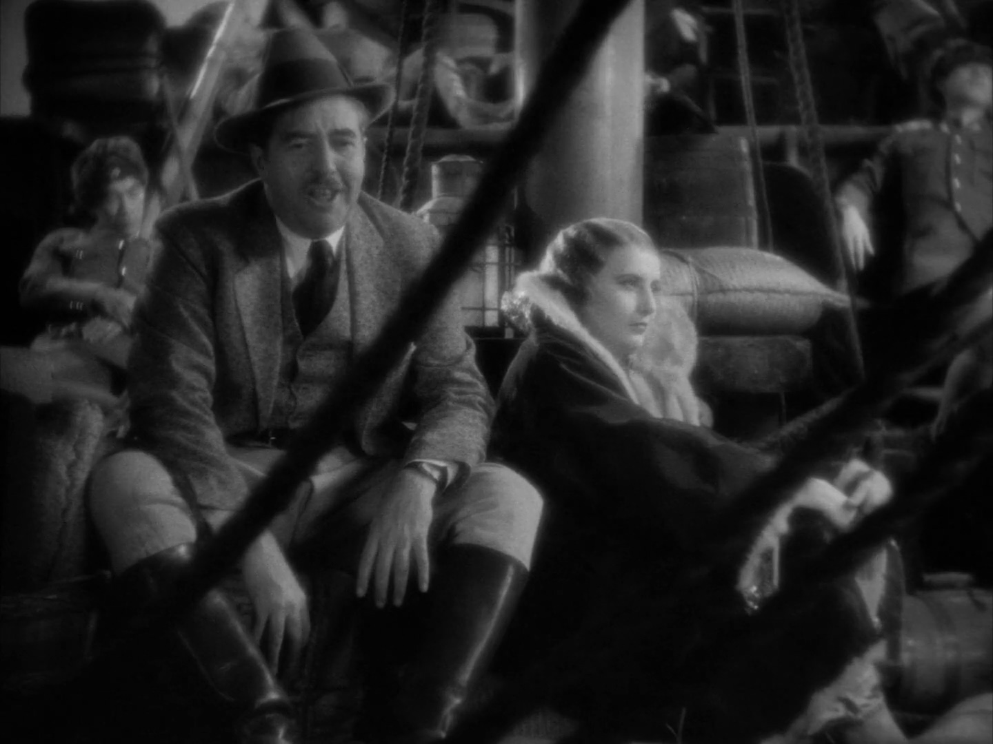 Barbara Stanwyck and Walter Connolly in La amargura del general Yen (1932)