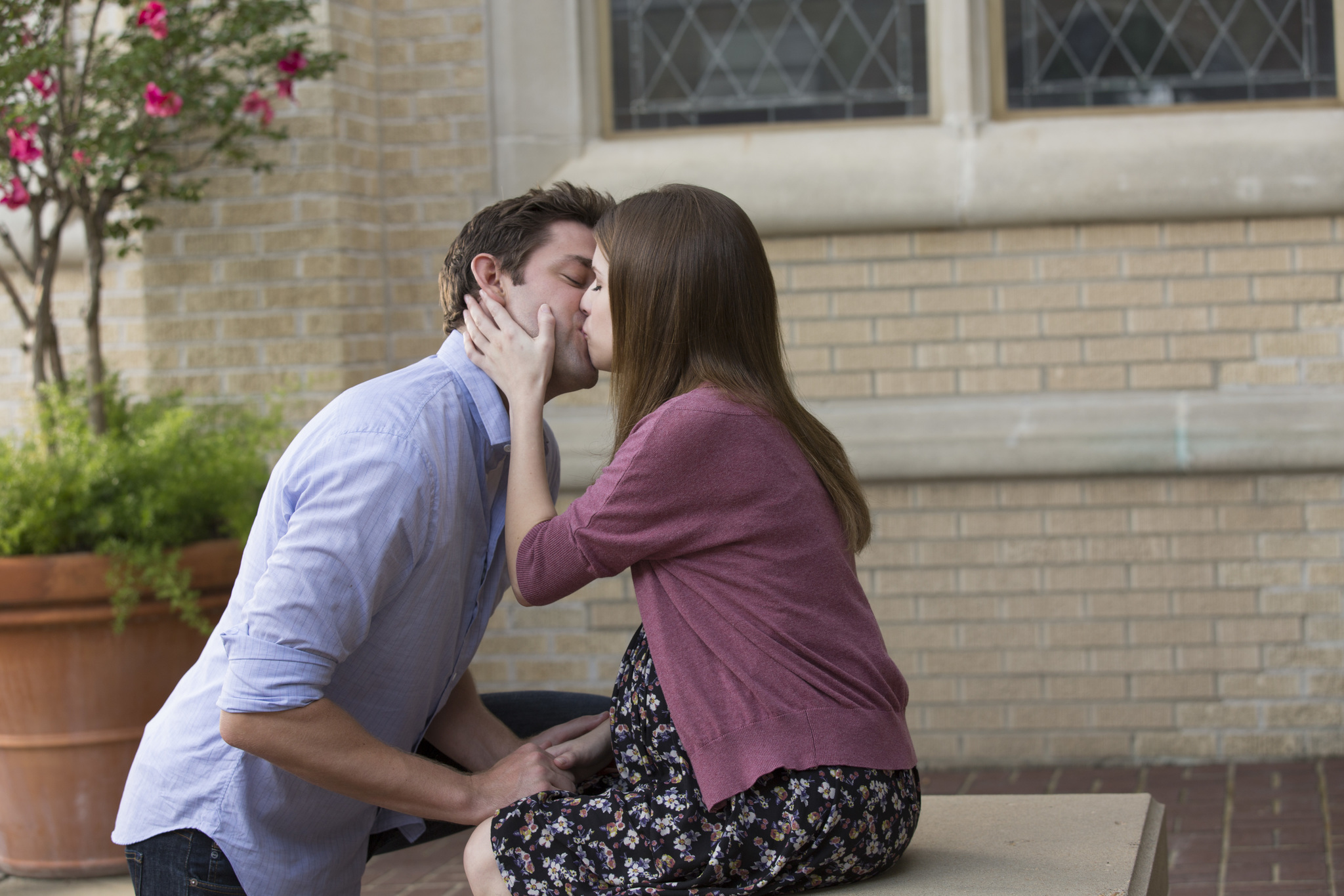 Anna Kendrick and John Krasinski in The Hollars (2016)