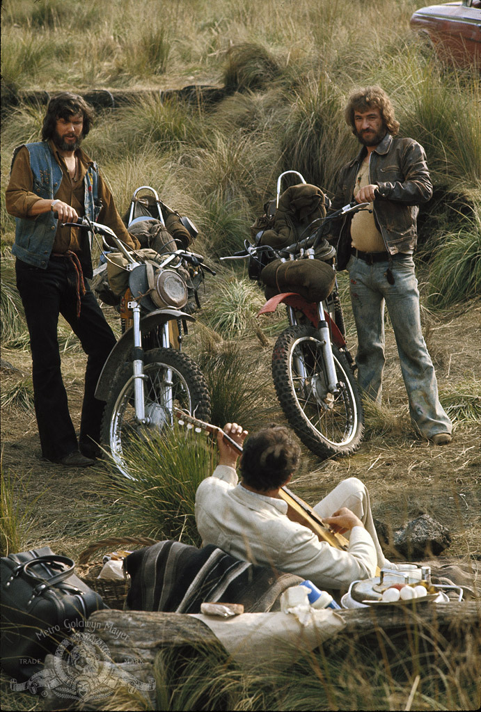 Kris Kristofferson, Donnie Fritts, and Warren Oates in Bring Me the Head of Alfredo Garcia (1974)