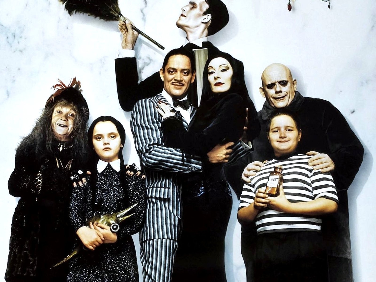 Christina Ricci, Raul Julia, Christopher Lloyd, Anjelica Huston, Christopher Hart, Judith Malina, Carel Struycken, and Jimmy Workman in The Addams Family (1991)