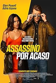 Glen Powell and Adria Arjona in Assassino por Acaso (2023)