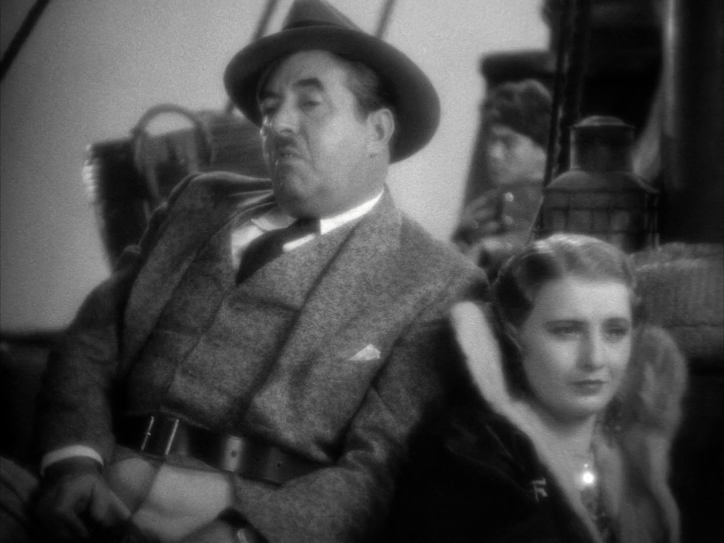 Barbara Stanwyck and Walter Connolly in La amargura del general Yen (1932)