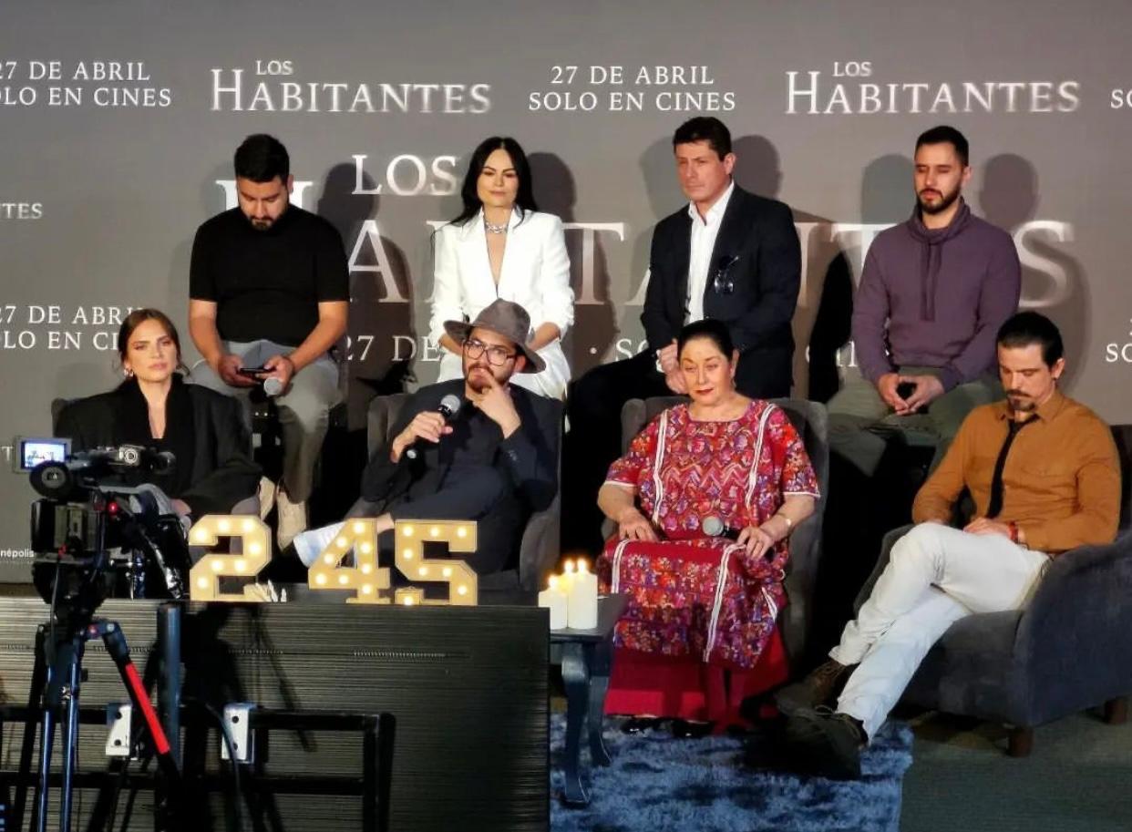 Angélica Aragón, Luis Alberto Garcia, Luis Carlos Ortiz, Jorge Luis Moreno, Oscar Yibrand, Homero Bueno, Estefanía Hinojosa, and Jessica Mendiolea at an event for Los Habitantes (2023)