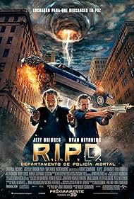 Jeff Bridges and Ryan Reynolds in R.I.P.D. Departamento de policía mortal (2013)