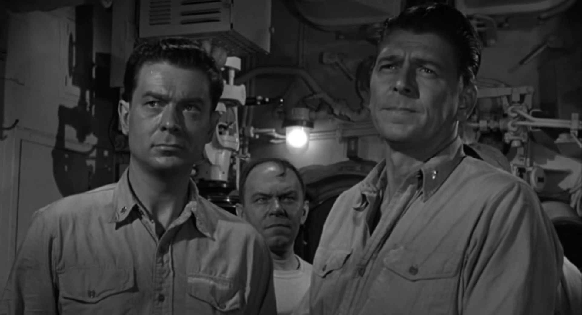 Ronald Reagan and Arthur Franz in Demônios Submarinos (1957)