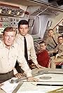 Richard Basehart, Terry Becker, Robert Dowdell, David Hedison, and Del Monroe in Die Seaview - In geheimer Mission (1964)