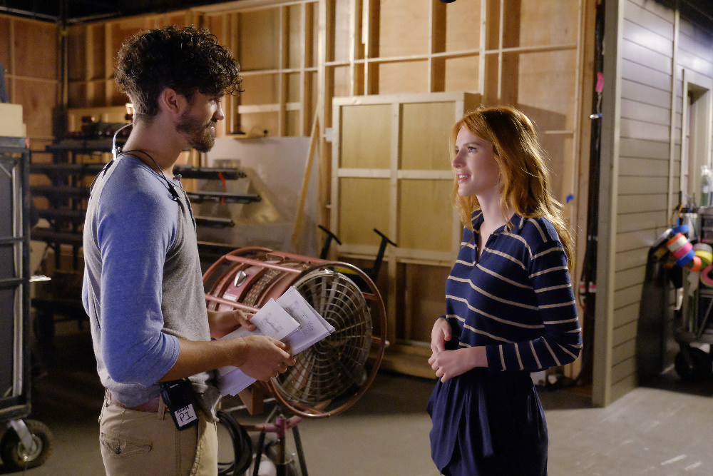 Tom Maden and Bella Thorne in फेमस इन लव (2017)