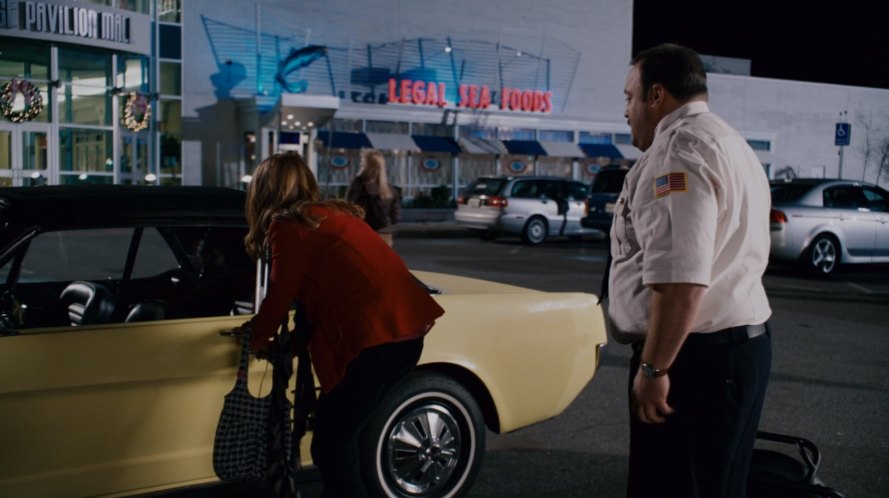 Kevin James and Jayma Mays in Paul Blart: Mall Cop (2009)