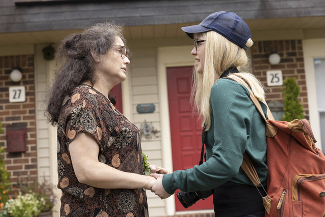 Trini Alvarado and Odessa Young in A Escada (2022)