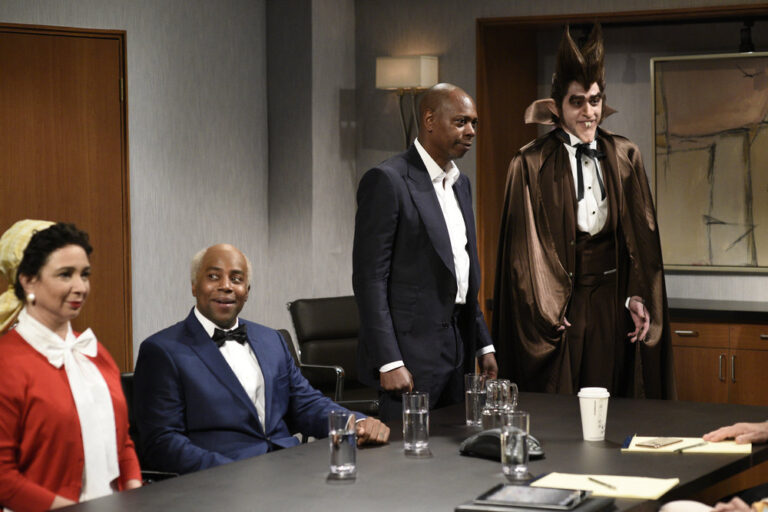 Dave Chappelle, Pete Davidson, Maya Rudolph, and Kenan Thompson in Saturday Night Live (1975)