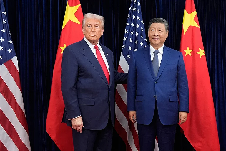 South Korea China Trump Asia: US President Donald Trump, left, and Chinese President Xi Jinping pose ahead of their summit talk at Gimhae International Airport in Busan, South Korea. - | Photo: AP/Mark Schiefelbein
