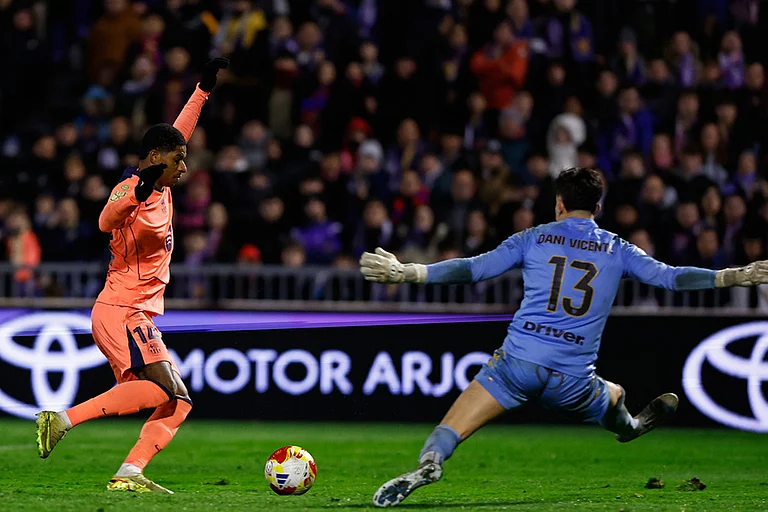 Barcelona's Marcus Rashford, left, fights for the ball with Guadalajara's Dani Vicente during the Copa del Rey soccer match between Guadalajara and Barcelona in Guadalajara, Spain. - | Photo: AP/Rudy Garcia