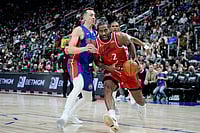 NBA: Los Angeles Clippers Rally To 98-92 Win Over Detroit Pistons | Photo: AP/Ryan Sun : Los Angeles Clippers forward Kawhi Leonard, right, drives against Detroit Pistons forward Duncan Robinson during the second half of an NBA basketball game in Detroit.
