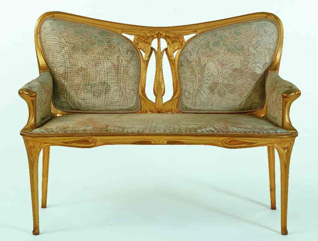 En sofa i art nouveau-stil