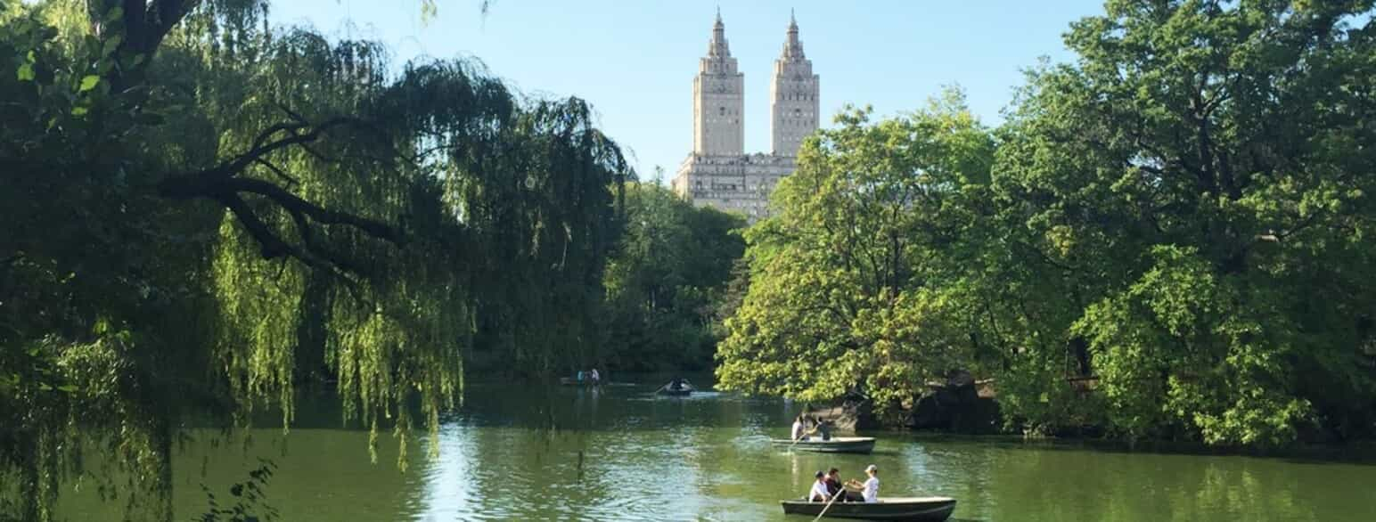 Central Park. Udsigt over den store sø (The Lake) mod tvillingetårnene på lejlighedskomplekset San Remo. Foto Giannina Villavicencio, 2016