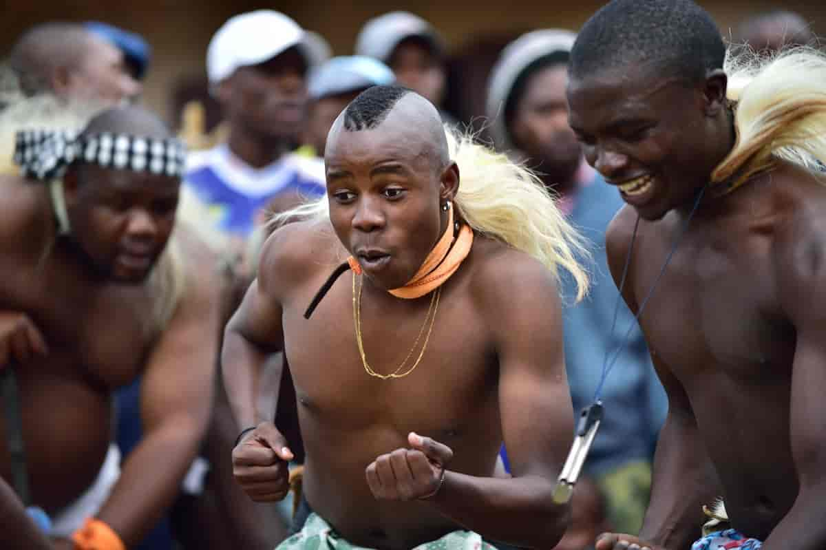 Zulumenn under en danseopptreden.