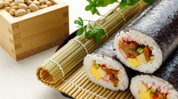 変わる節分 「撒く」も「巻く」も自由に