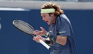 Теннисисты выгорают и постоянно ломаются. Так почему теннис – самый полезный спорт?