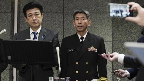 日本防卫大臣木原稔（左）出席记者会资料图片