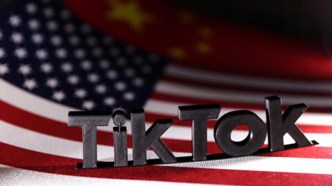 这张拍摄于 2024 年 4 月 25 日的照片，TikTok 徽标被置于美国国旗和中国国旗上。