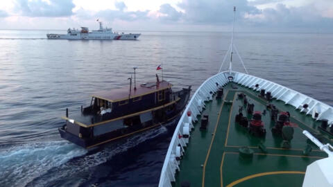 2023年10月22日发布的讲义视频中截屏显示，一艘悬挂菲律宾国旗的船只在南中国海争议海域被一艘中国海警船拦截，导致两船相撞。