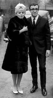 Peter Sellers con Britt Ekland en 1964.