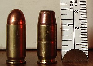 Patrone .45 ACP mit Vollmantelgeschoss (links) und Hohlspitzgeschoss (rechts)