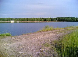 Sillböle bassäng från västra stranden. Vatteninsugningstorn syns på bilden.