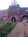 Le mura in viale Partigiani, torre di difesa e raccordo, sono visibili gli archi un tempo interrati