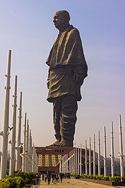 La statuo estas portreto de Vallabhbhai Patel en tradiciaj vestaĵoj.