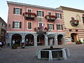 Place Justice et Liberté avec la mairie et le centre "Hommes et loups"