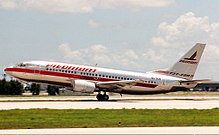 Un avion de ligne biréacteur au décollage porte sur lui des marquages.