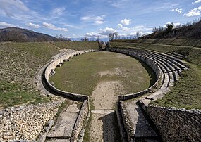 L'amphithéâtre romain d'Alba Fucens, dans les Abruzzes. (définition réelle 7 872 × 5 576)